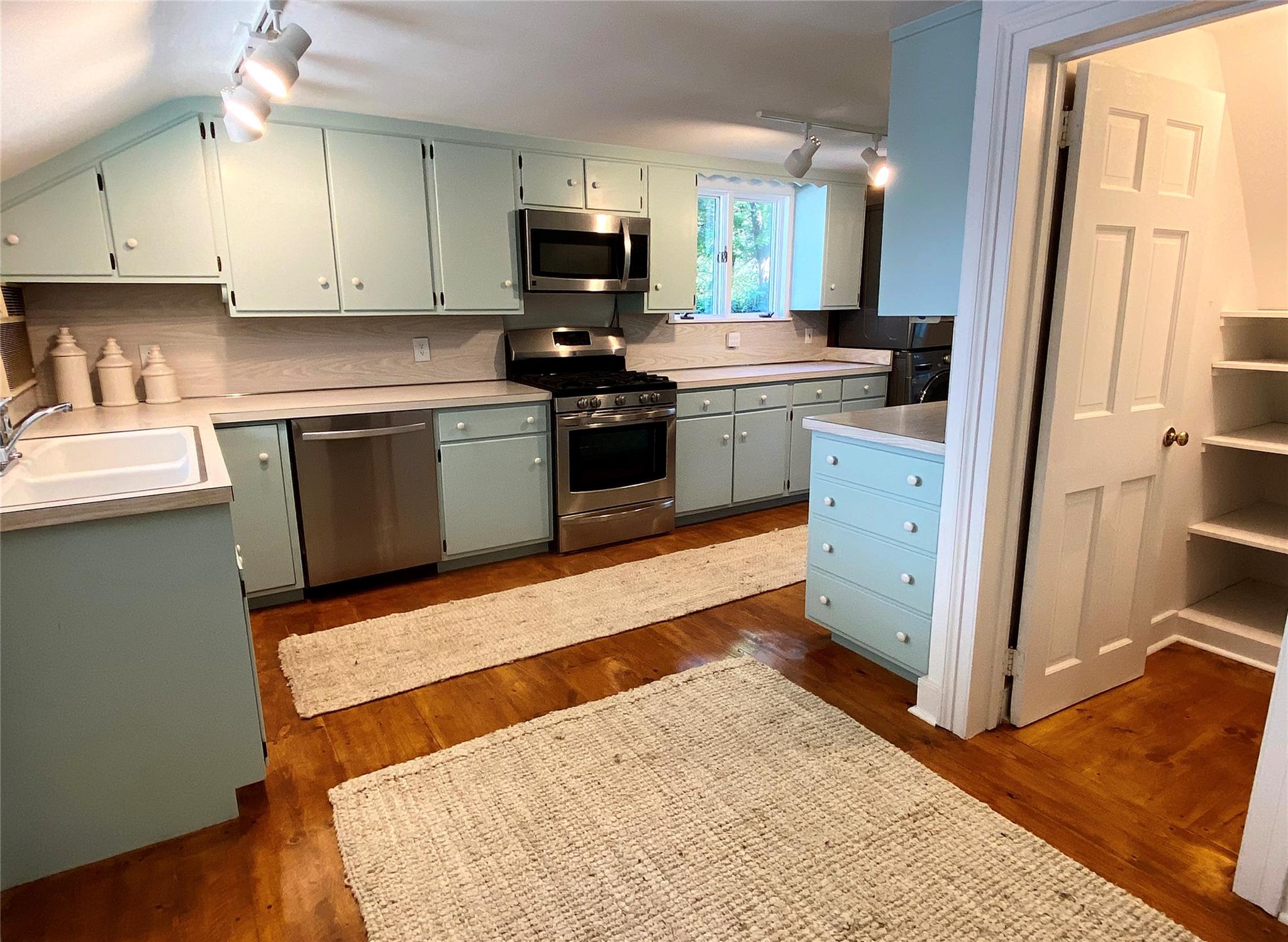 Millbrook, New York 12545, United States, 5 Bedrooms Bedrooms, ,4 BathroomsBathrooms,Residential,Active,136545