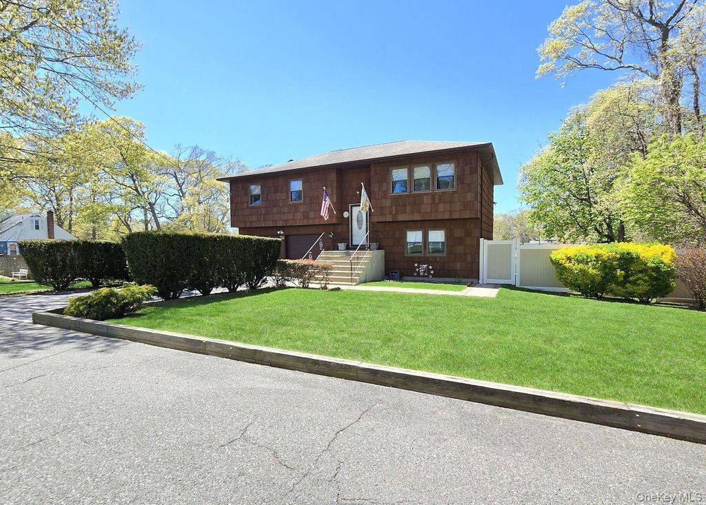 Photo of 76 Webster Avenue, Ronkonkoma, NY 11779 (MLS # 996014)