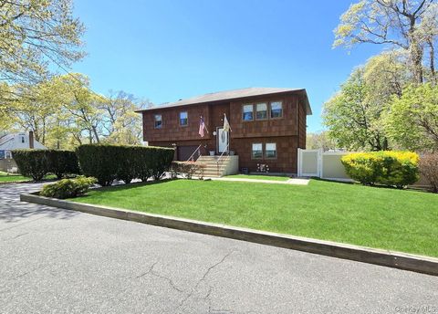 Photo of 76 Webster Avenue, Ronkonkoma, NY 11779 (MLS # 996014)
