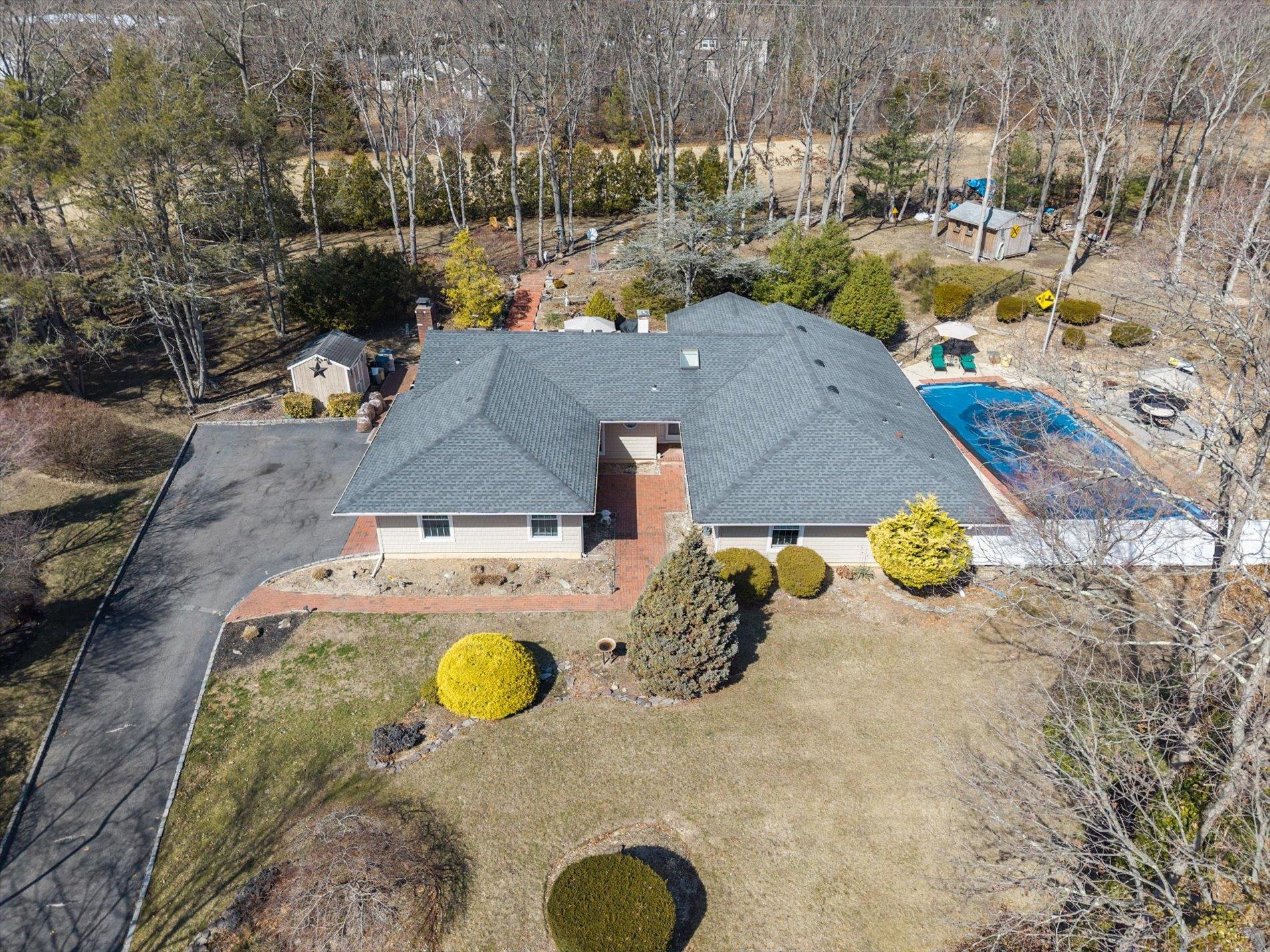 6 Leighton Court, Melville, New York image 1
