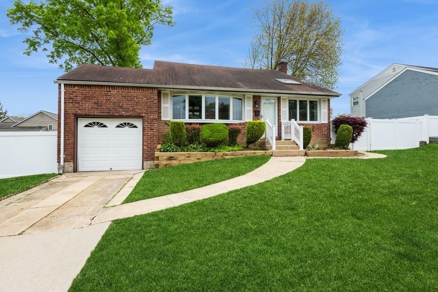 10 Ronnie Lane, Bethpage, New York image 1