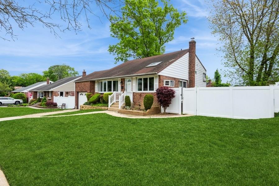 10 Ronnie Lane, Bethpage, New York image 2