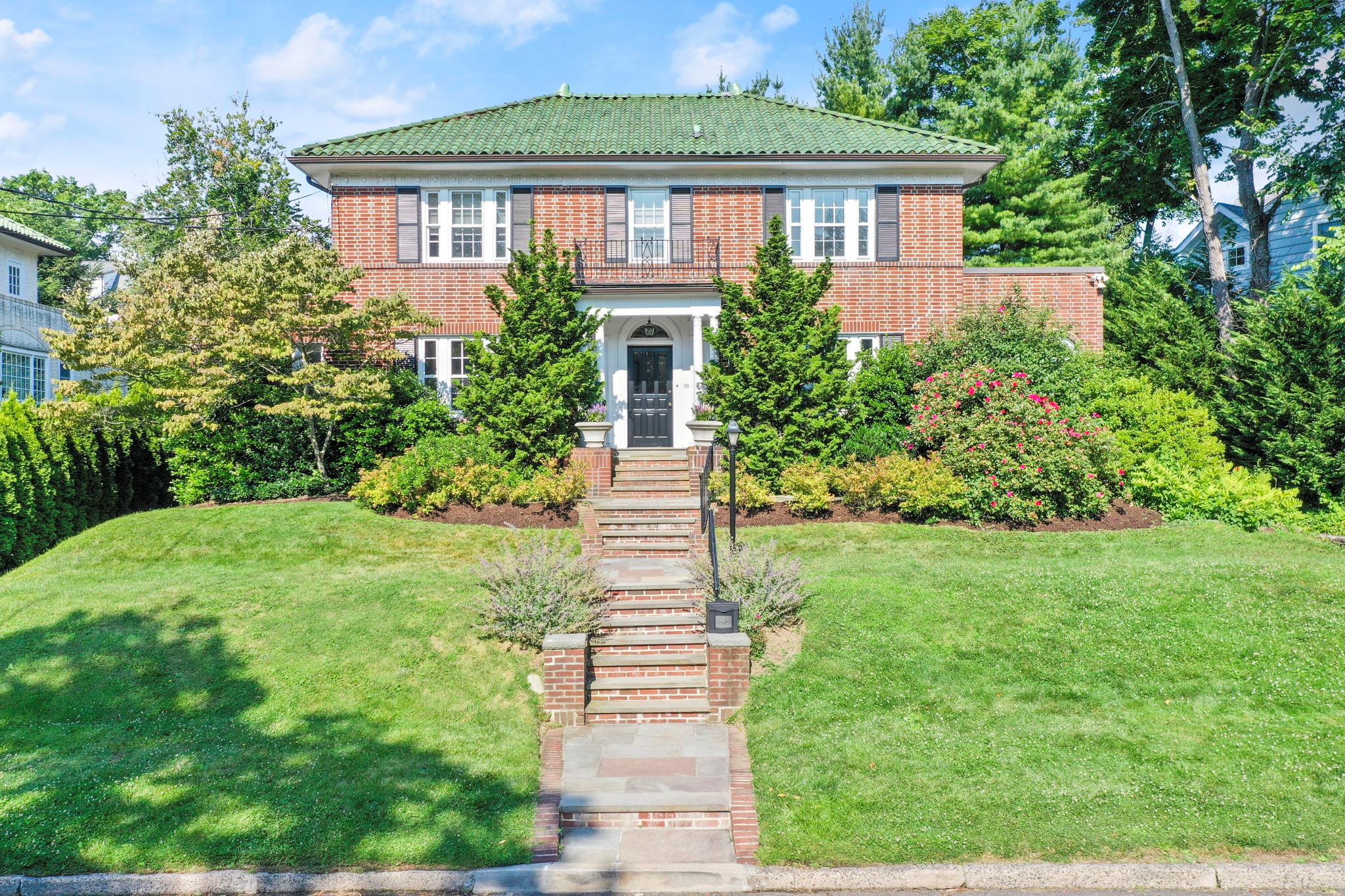 Lyons Place, Larchmont, New York - 4 Bedrooms  
4 Bathrooms  
10 Rooms - 