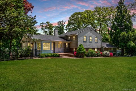 Homes For Sale - 21 Kodiak Drive<br/> Woodbury, NY 11797