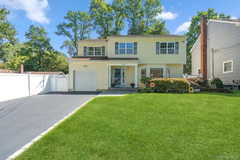 Photo of 2 Brush Place, Huntington, NY 11743 (MLS # 909192) Photo of 2 Brush Place, Huntington, NY 11743 (MLS # 909192)