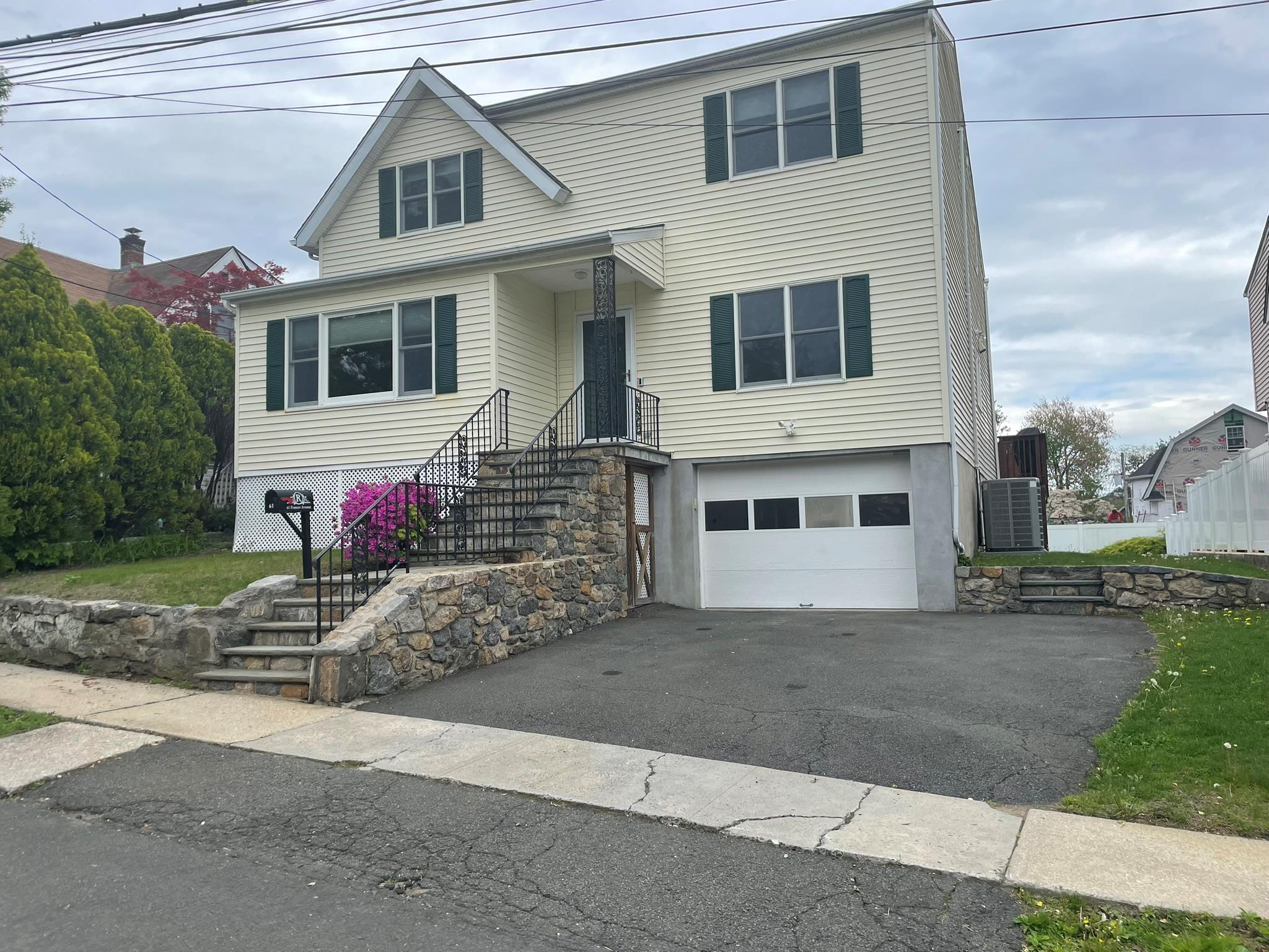 Frances Avenue, Harrison, New York - 3 Bedrooms  
3 Bathrooms  
8 Rooms - 