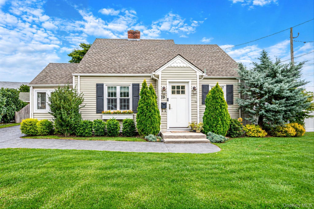 Photo of 19 Cherry Avenue, West Sayville, NY 11796 (MLS # 1055909)
