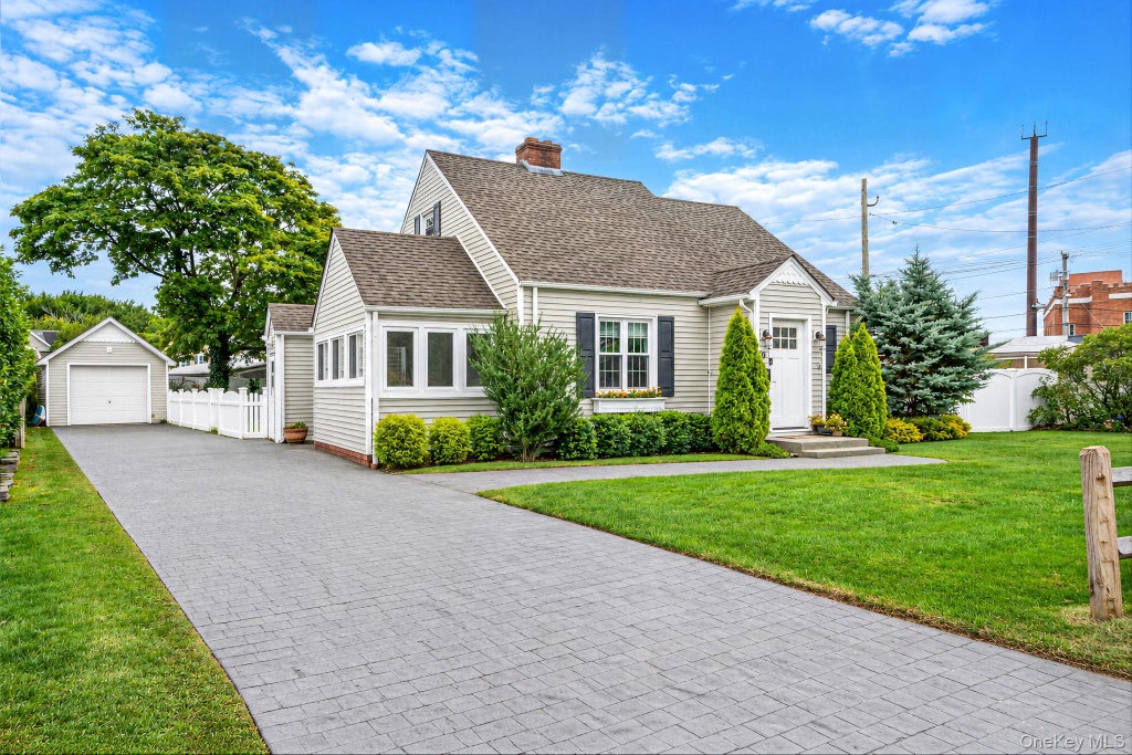 Photo of 19 Cherry Avenue, West Sayville, NY 11796 (MLS # 1055909)
