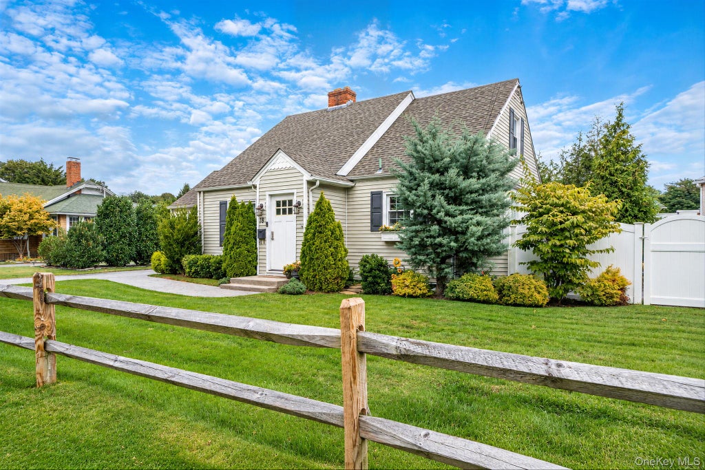 Photo of 19 Cherry Avenue, West Sayville, NY 11796 (MLS # 1055909)