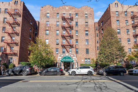 Photo of 92-11 35 Avenue #5E, Jackson Heights, NY 11372 (MLS # 965633)
