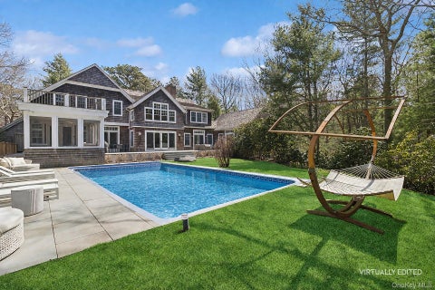 Homes For Sale - 11 Owls Nest Lane<br/> East Hampton, NY 11937