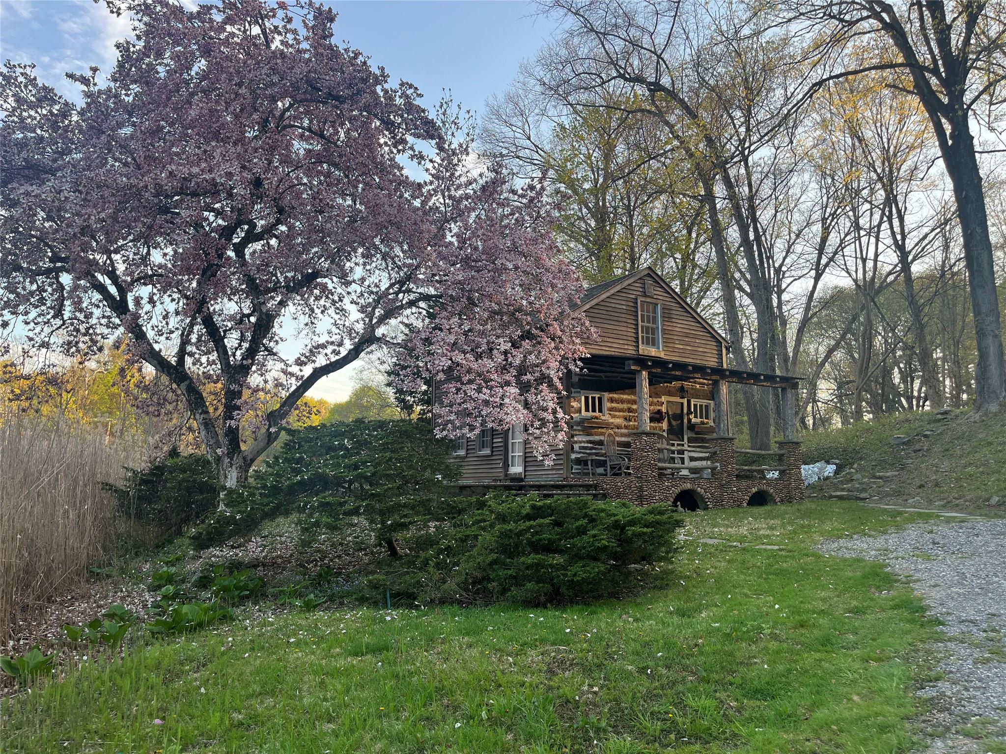 Cedar Lane, Ossining, New York - 2 Bedrooms  
2 Bathrooms  
4 Rooms - 