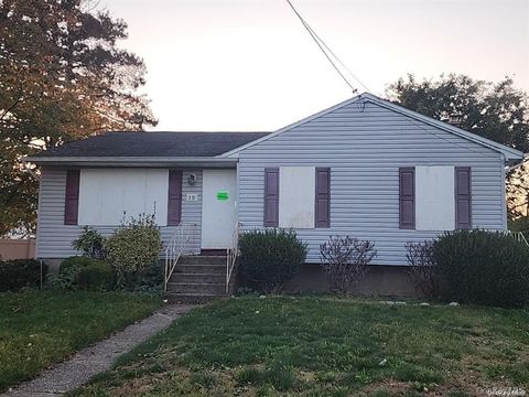 Photo of 18 Buena Vista Boulevard, Lindenhurst, NY 11757 (MLS # 930841)