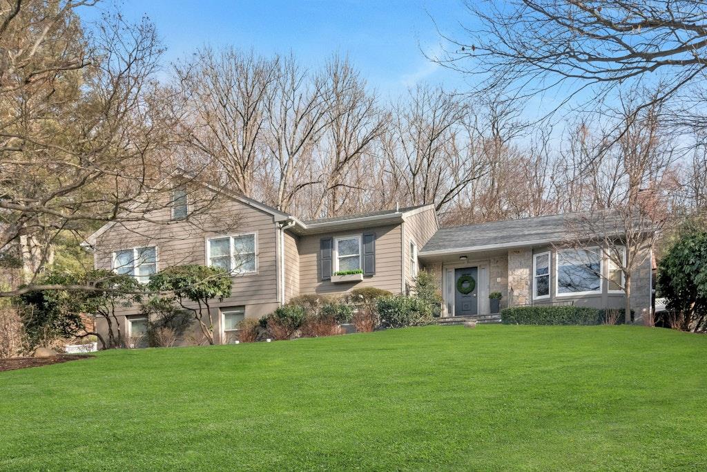 Cross Ridge Road, Chappaqua, New York - 4 Bedrooms  
3 Bathrooms - 