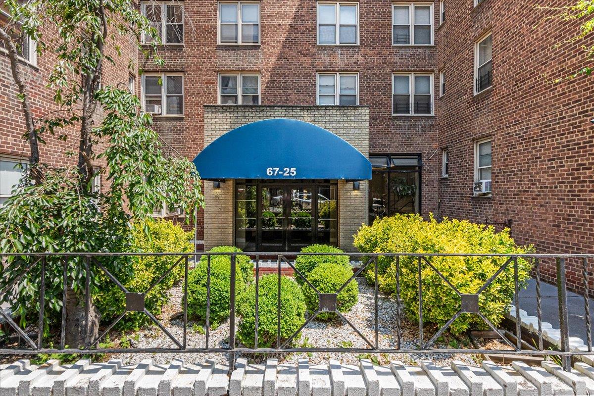 Dartmouth Street 3M, Forest Hills, Queens, NY - 1 Bathrooms  
2 Rooms - 