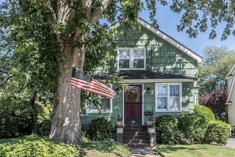 Photo of 19 Princeton Street, Garden City, NY 11530 (MLS # 907939)