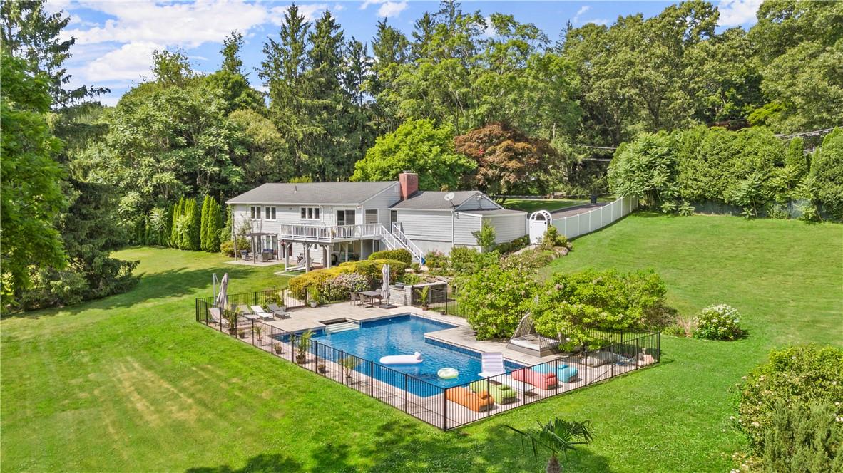 Old Farm Road, Pleasantville, New York - 3 Bedrooms  
3 Bathrooms  
9 Rooms - 
