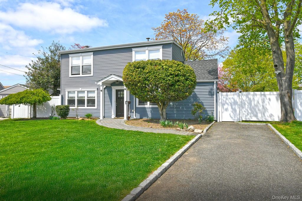 Photo of 9 Bluejay Lane, Levittown, NY 11756 (MLS # 988352)