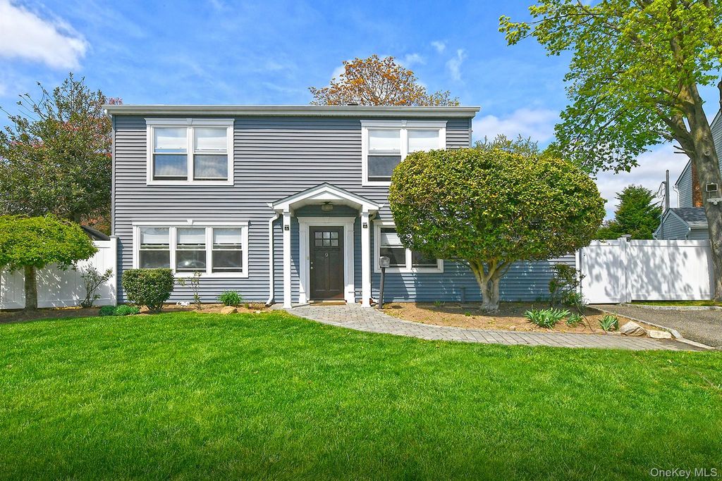 Photo of 9 Bluejay Lane, Levittown, NY 11756 (MLS # 988352)