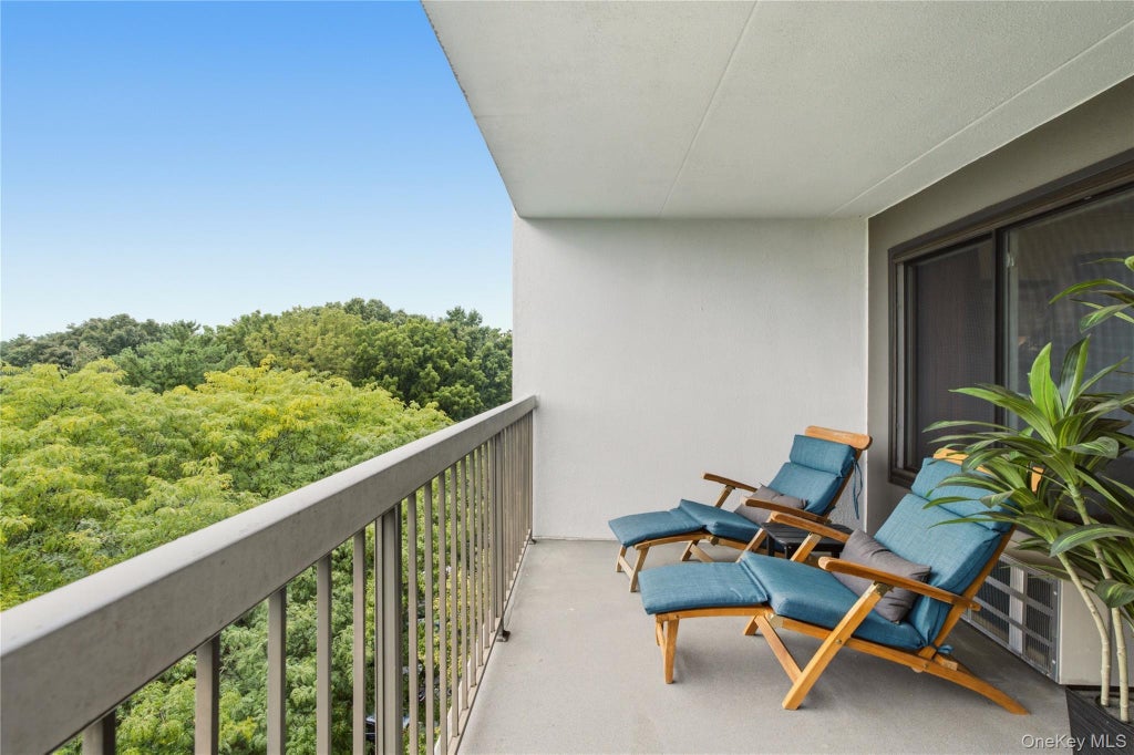 Photo of 100 High Point Drive #710, Hartsdale, NY 10530 (MLS # 1048101)