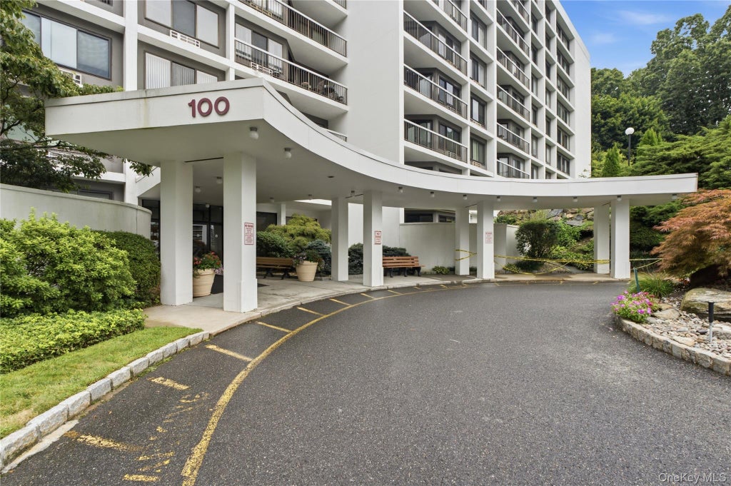 Photo of 100 High Point Drive #710, Hartsdale, NY 10530 (MLS # 1048101)