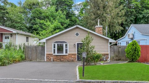 Photo of 30 Harding Road, Ronkonkoma, NY 11779 (MLS # 927680)