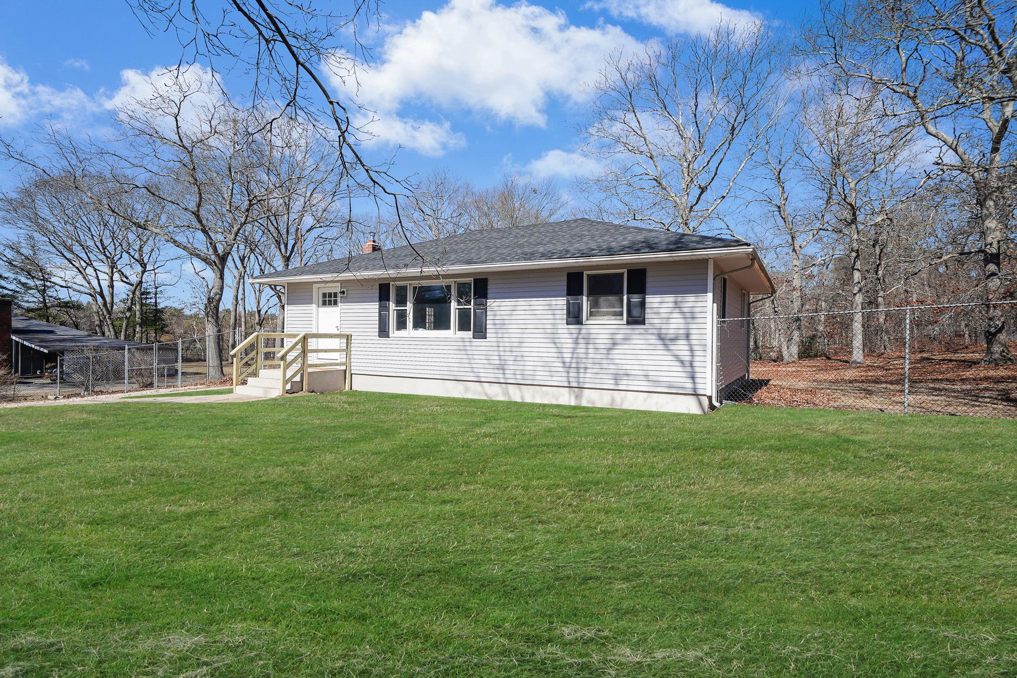 9 Robinson Avenue, Medford, New York image 3