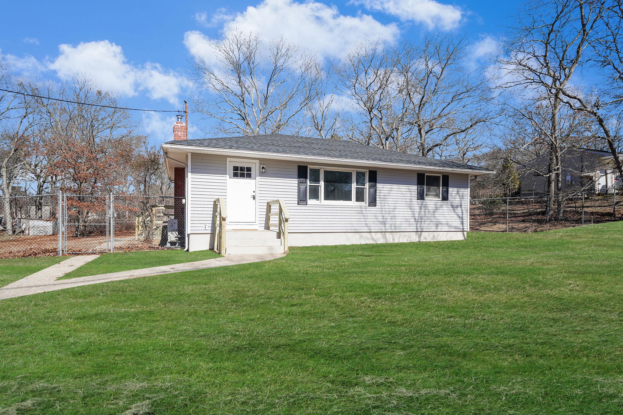 9 Robinson Avenue, Medford, New York image 4