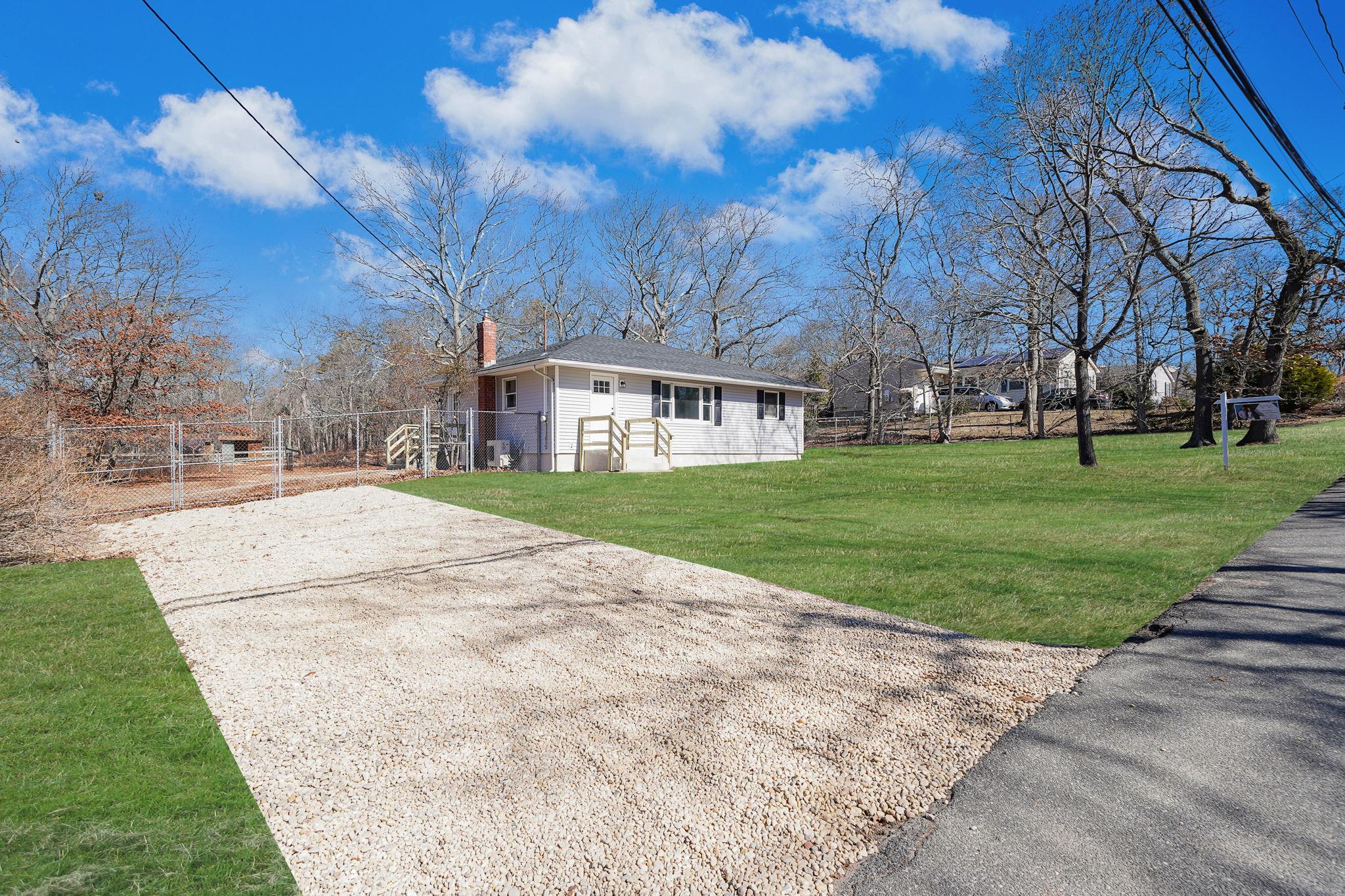 9 Robinson Avenue, Medford, New York image 5