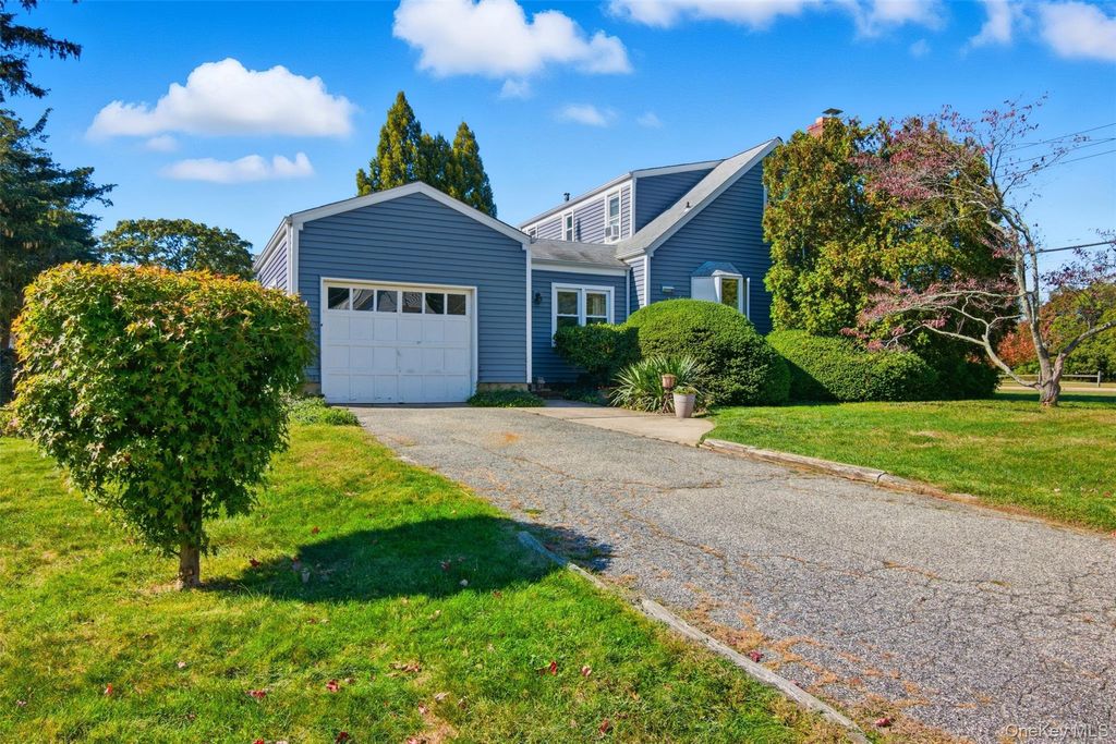 Photo of 105 Dogwood Road, Northport, NY 11768 (MLS # 926588)