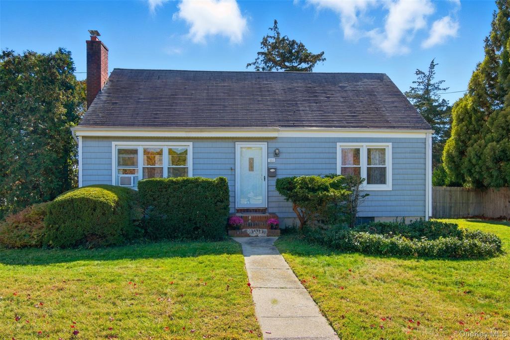 Photo of 105 Dogwood Road, Northport, NY 11768 (MLS # 926588)
