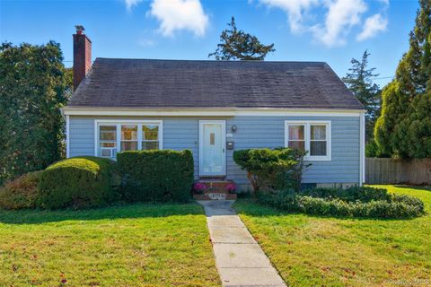 Photo of 105 Dogwood Road, Northport, NY 11768 (MLS # 926588)