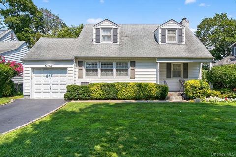 Photo of 165 Locust Street, Garden City, NY 11530 (MLS # 900678)