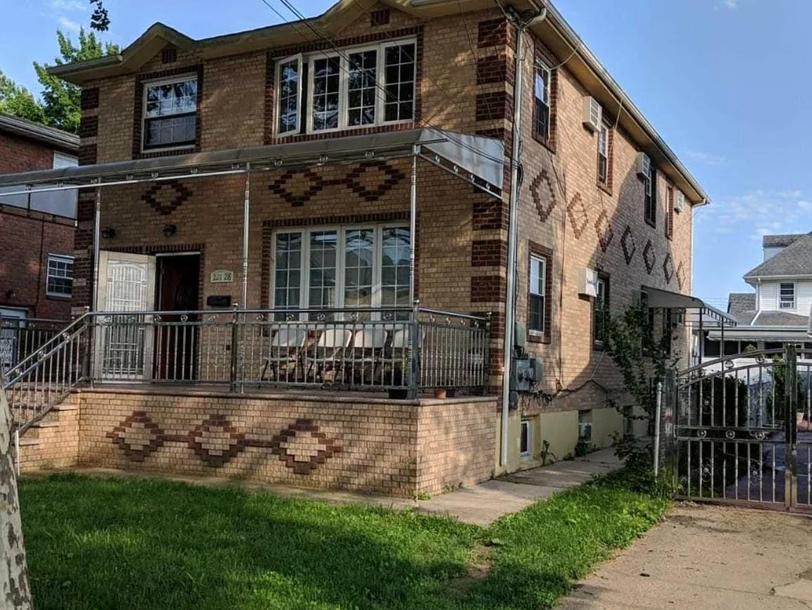 Edmore Avenue 2nd Floor, Queens Village, Queens, NY - 3 Bedrooms  
2 Bathrooms  
7 Rooms - 