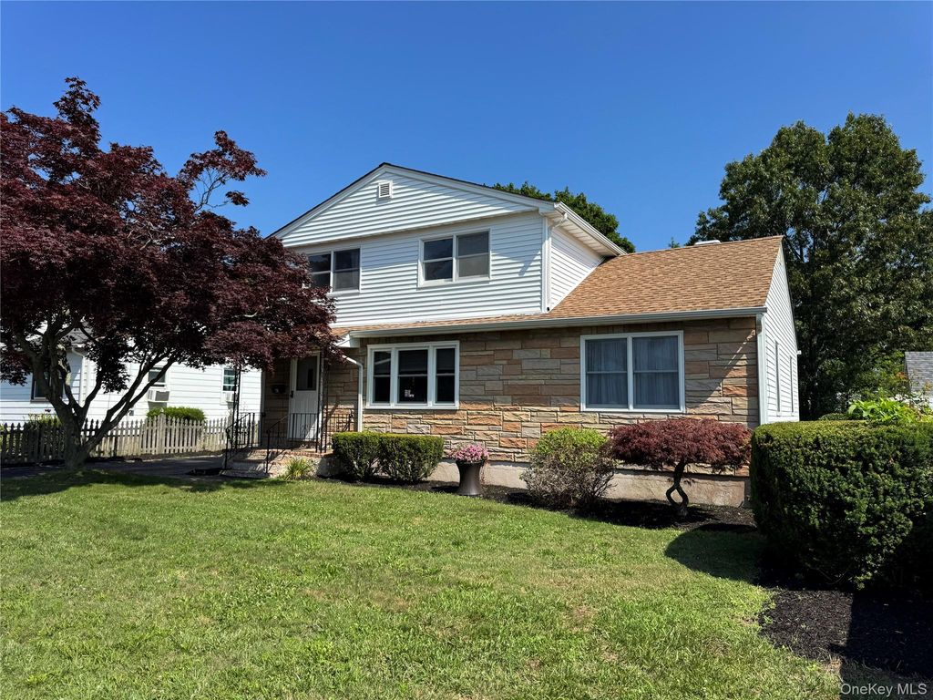 Photo of 41 Mohawk Drive, North Babylon, NY 11703 (MLS # 1024775)