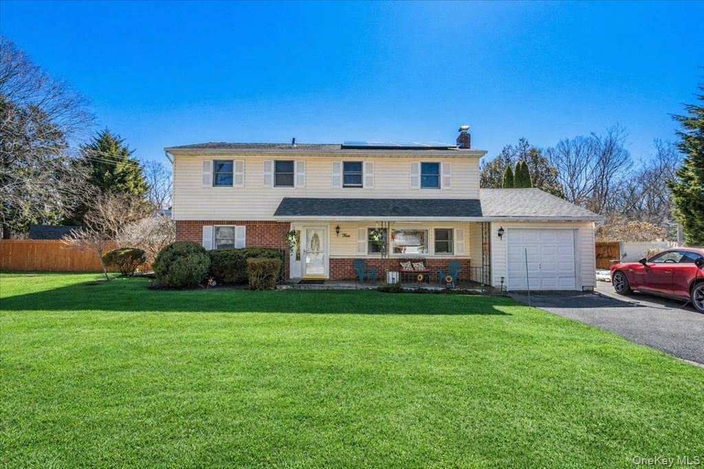 Photo of 4 Andover Place, Huntington, NY 11743 (MLS # 969158)