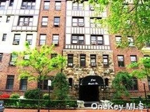 Photo of 4 Maple Drive #6H, Great Neck, NY 11021 (MLS # 989211)