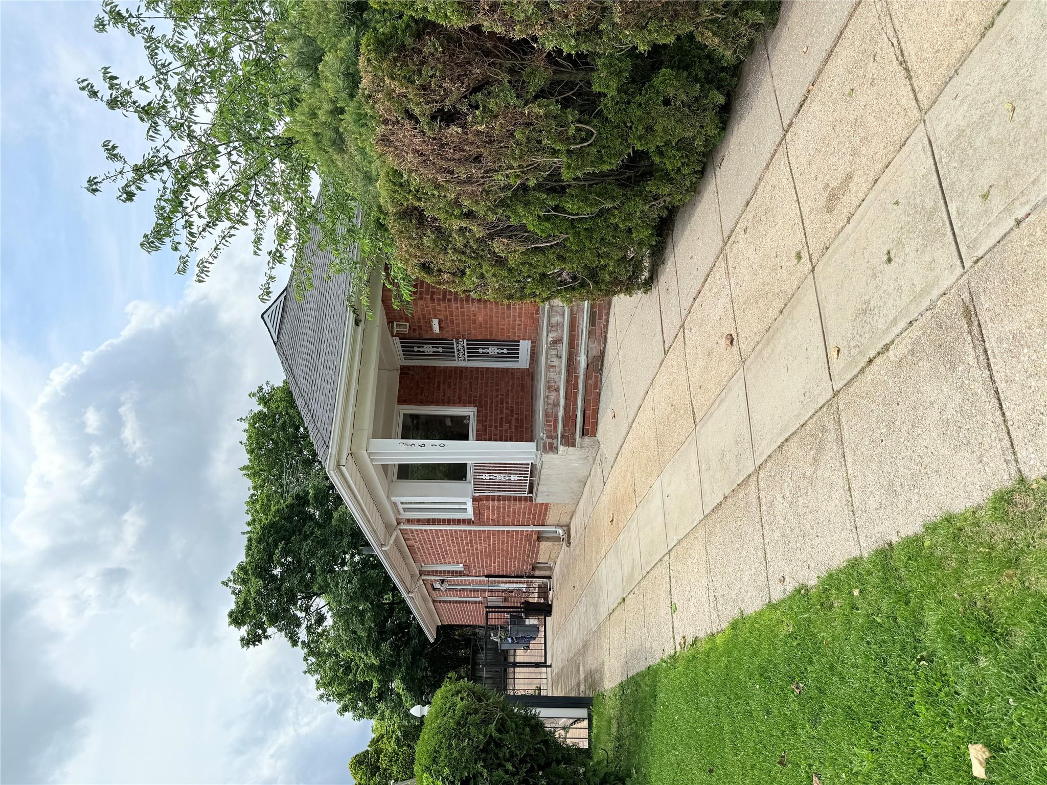 E Hampton Boulevard, Bayside, Queens, NY - 3 Bedrooms  
2 Bathrooms  
6 Rooms - 
