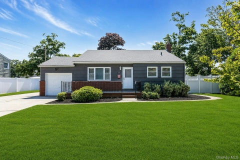 Homes For Sale - 29 Edgewater Avenue<br/> Bayport, NY 11705