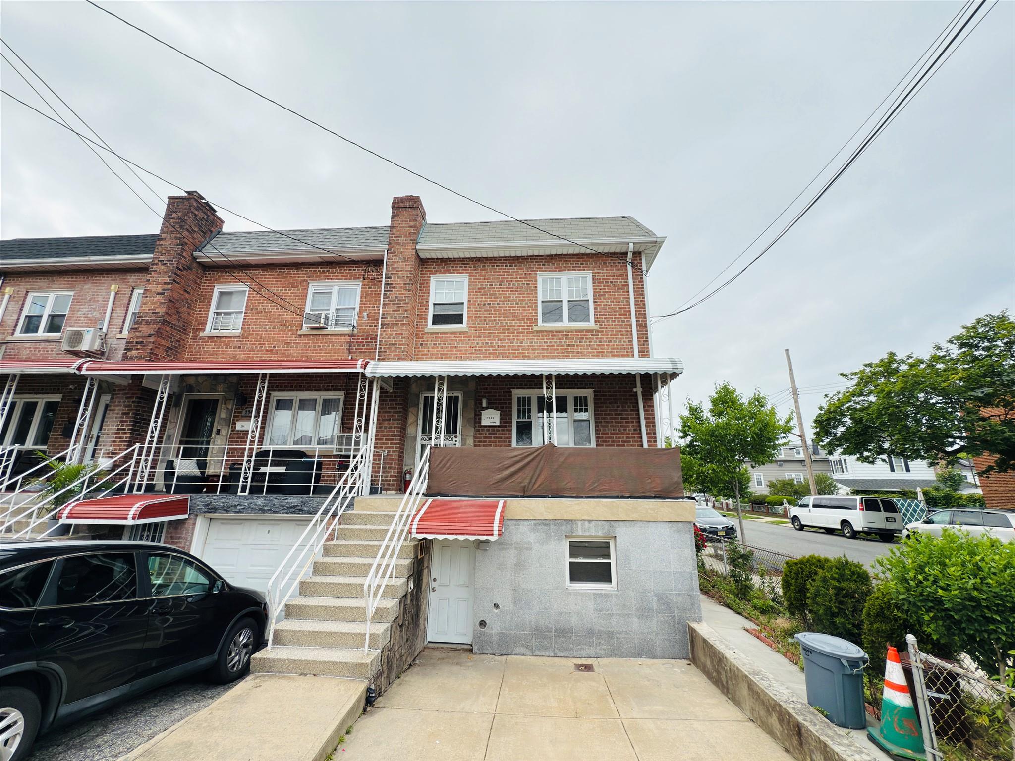 Waterbury Avenue, Bronx, New York - 3 Bedrooms  
3 Bathrooms  
7 Rooms - 