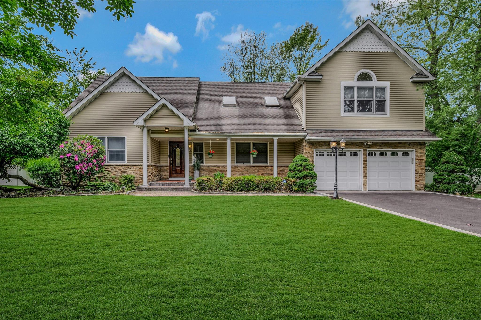 Robinhood Lane, East Setauket, Hamptons, NY - 5 Bedrooms  
3 Bathrooms - 