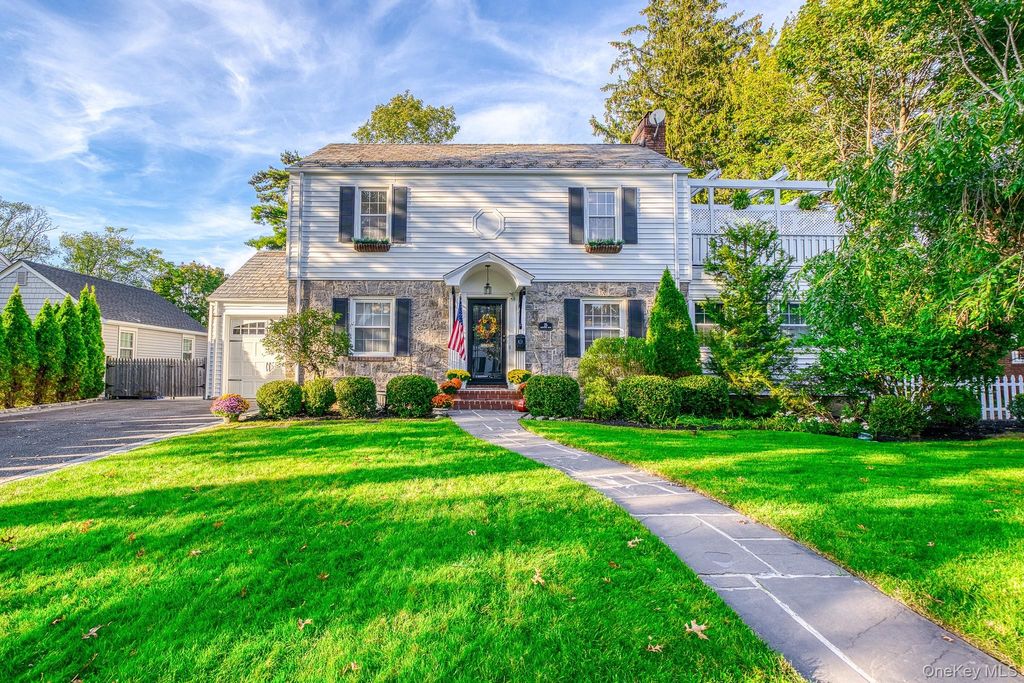 Photo of 25 Greystone Road, Rockville Centre, NY 11570 (MLS # 912511)
