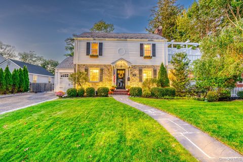 Photo of 25 Greystone Road, Rockville Centre, NY 11570 (MLS # 912511)