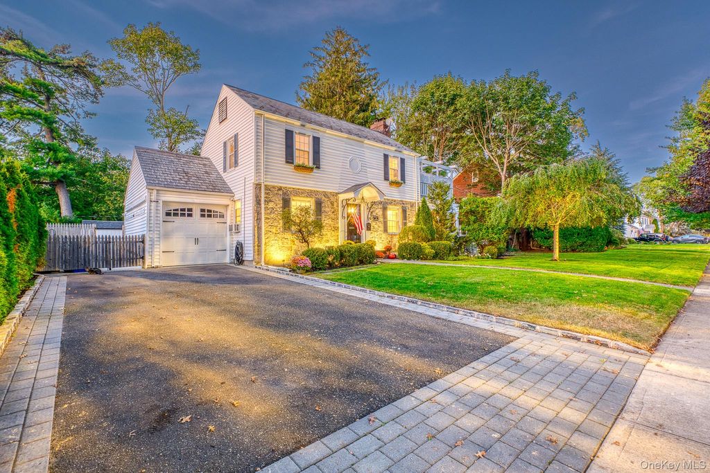 Photo of 25 Greystone Road, Rockville Centre, NY 11570 (MLS # 912511)