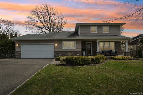 Photo of 11 Palmer Drive, Sayville, NY 11782 (MLS # 982706)