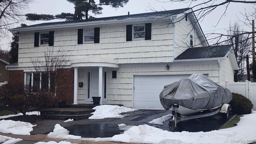 Photo of 8 Sagamore Way S, Jericho, NY 11753 (MLS # 963711)