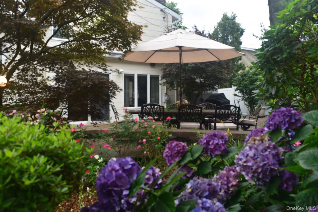 Photo of 8 Sagamore Way S, Jericho, NY 11753 (MLS # 963711)