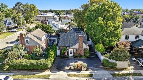 Photo of 46 Ongley Street, Rockville Centre, NY 11570 (MLS # 908570)