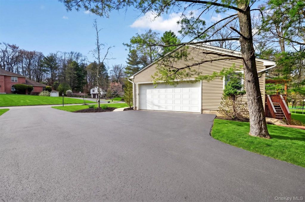 Photo of 6 Amanda Court, Airmont, NY 10952 (MLS # 981758)