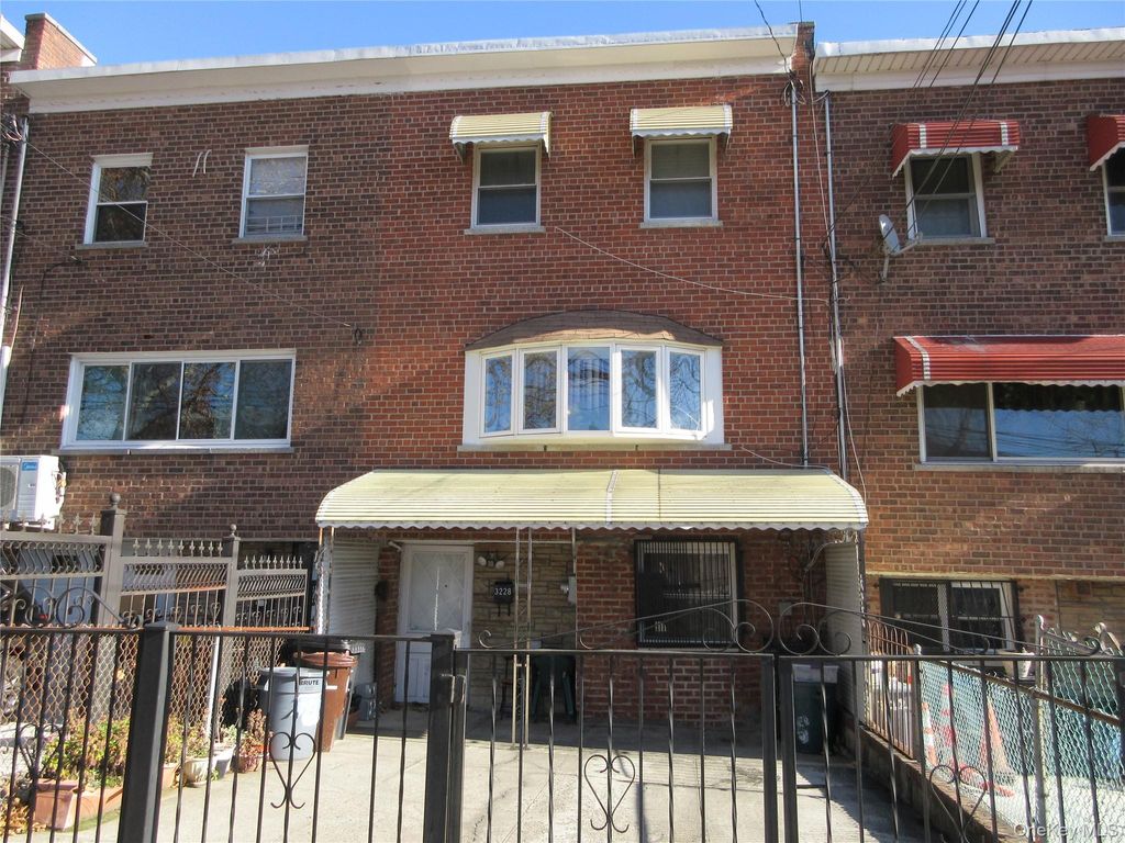 Photo of 3228 Tenbroeck Avenue, Bronx, NY 10469 (MLS # 944486)